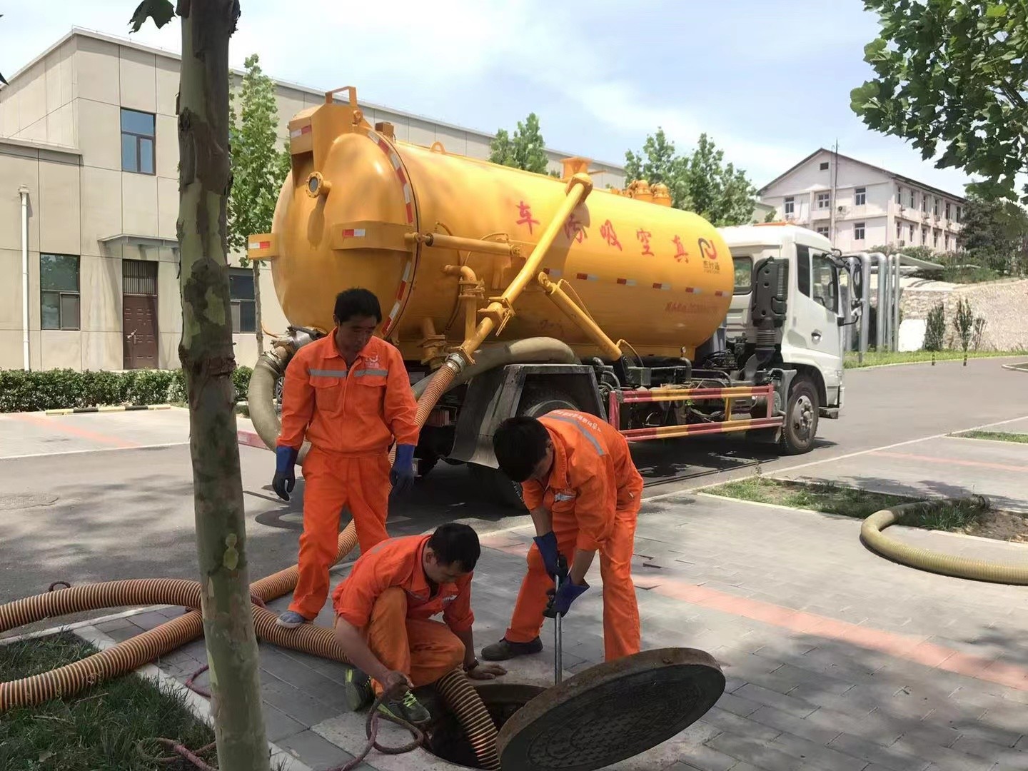 九原管道疏通车停在窨井附近