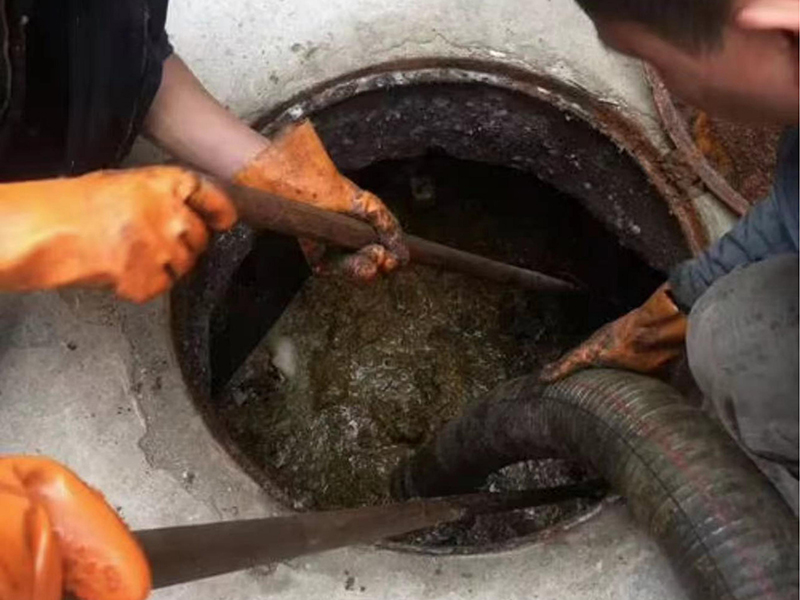 九原清理化粪池时如何避免沼气的危害？